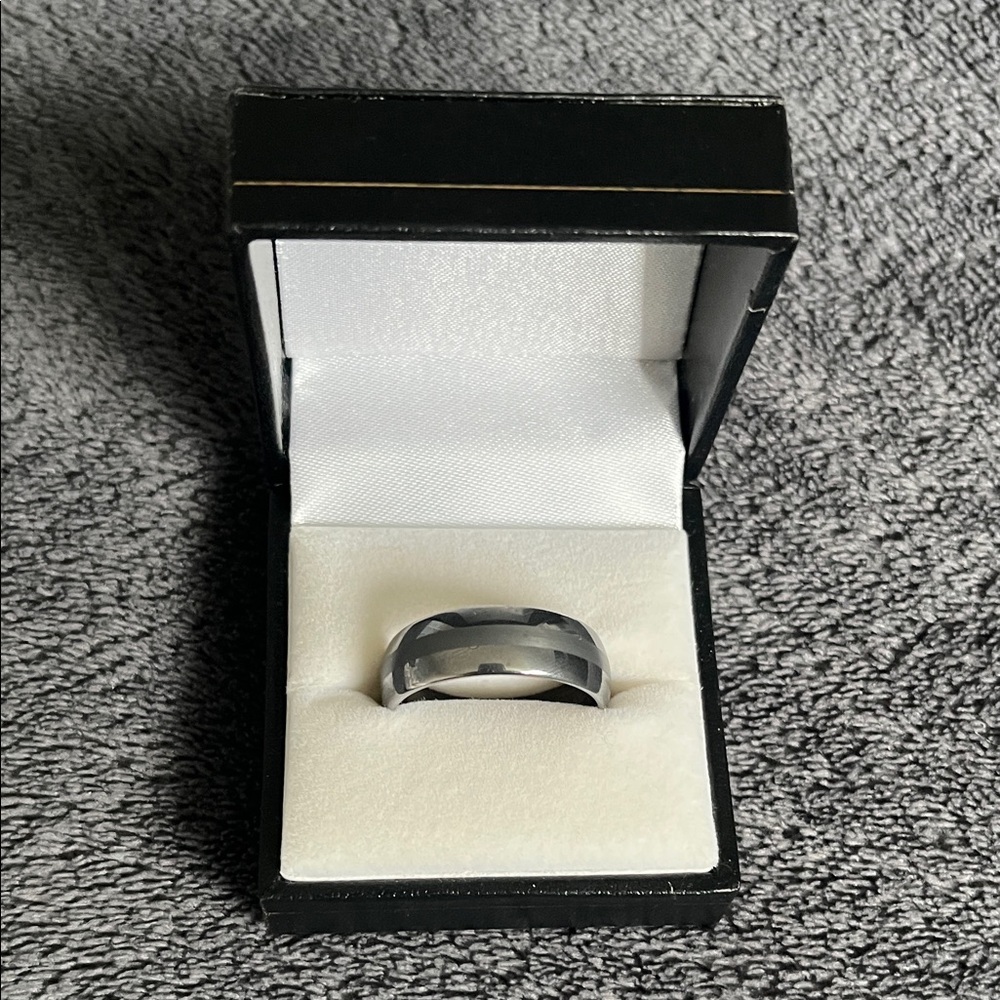 Brand new never worn men’s size 13 Tungsten band